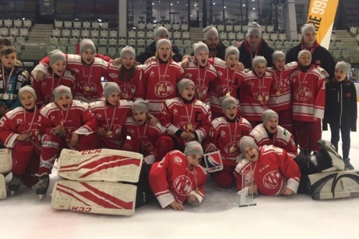 Die erfolgreiche U11: Marcel Kordasch, Maximilian Policar, Kilian StreußnigJohannes Dobrovolny, Julian Herrnhofer, Simon Holzfeind, Julian Kaschitz, Yannic Klemen, Lennart Leitner, Dominik Mosser, Maximilian Petritsch, Vanessa Picková, Ilian Ressi, Lino Roth, Tristan Schall, Paul Sintschnig, Fraser Vospernik, Emil Wagner, Aaron Wiedergut, Elias Wieser, Santiago Wrolich