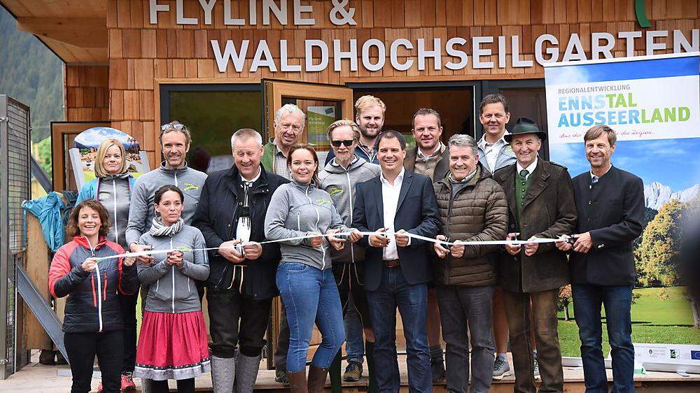 Rittisberg-Verantwortliche und Ehrengäste gaben mit dem Durchschneiden des Bandes gestern den Waldhochseilgarten und die 200.000 Euro teure Flyline frei 