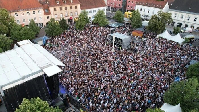 Allein der erste Abend des Sommer Open Air 2022 lockte mehr als 6000 Besucher auf den Fürstenfelder Hauptplatz.