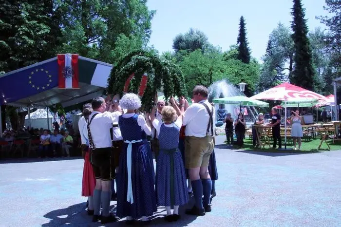 Am Samstag traten die Knappenmusi der BKO, die Volkstanzgruppe Stainz, eine slowenische Folkloregruppe, die Tänzerinnen der Tanzschule Jüttner, Stainz 2/3, die Volksmusik der Musikschulen Bärnbach und Voitsberg, die Aichfelder sowie Albano und Band auf.
