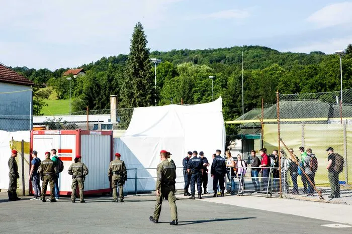 Direkt am Grenzzaun, aber auf österreichischen Staatsgebiet, wurde eine fiktive Grenzübertrittsstelle errichtet.