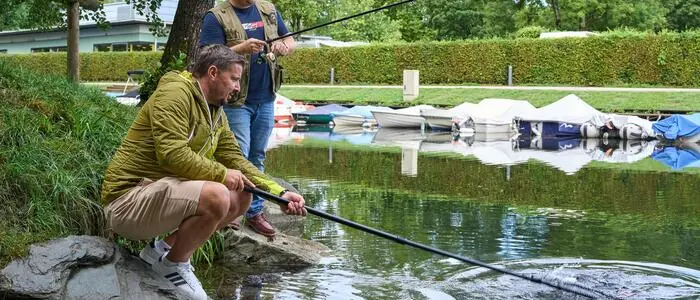 Nicht nur Thomas DiBernardo (vorne) und Robert Berger fischen am Lendkanal
