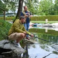 Nicht nur Thomas DiBernardo (vorne) und Robert Berger fischen am Lendkanal