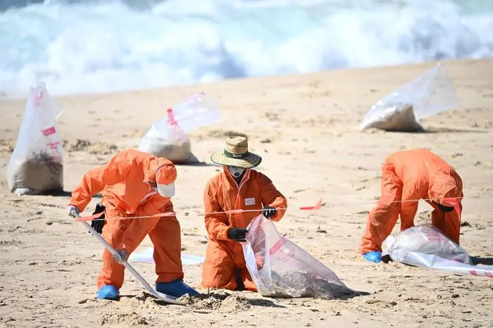 BLACK DEBRIS COOGEE BEACH CLOSURE, Workers in protective clothing clean up unkown debris washed up on Coogee Beach, Sydney, Thursday, October 17, 2024. Coogee Beach in Sydneys east closed following discovery of mysterious, black, ball-shaped debris.  ACHTUNG: NUR REDAKTIONELLE NUTZUNG, KEINE ARCHIVIERUNG UND KEINE BUCHNUTZUNG SYDNEY NEW SOUTH WALES AUSTRALIA PUBLICATIONxNOTxINxAUSxNZLxPNGxFIJxVANxSOLxTGA Copyright: xDANxHIMBRECHTSx 20241017174964357320