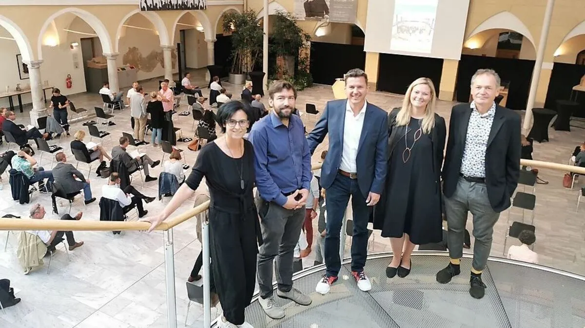 Sonja Hohengasser, Elias Molitschnig, Daniel Fellner, Raffaela Lackner und der Leiter des FH-Studienzweiges Bauingenieurwesen und Architektur Wolfgang Grillitsch	