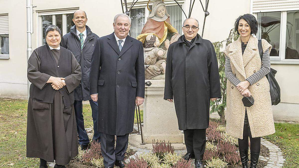 Empfang durch Generaloberin Bonaventura Holzmann, GF Christian Lagger (2.v.l.) und Primaria Elisabeth