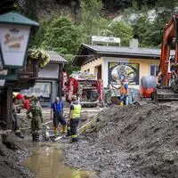 Montagvormittag laufen die Aufräumarbeiten auf Hochtouren