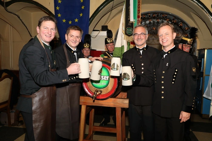 Den Barbara-Bieranstich nahmen der Mauterner VP-Bürgermeister Andreas Kühberger, seit kurzem Nationalratsabgeordneter, und Leobens Bürgermeister Kurt Wallner vor, assistiert von Mario Abl und Braumeister Andreas Werner (v. l.)