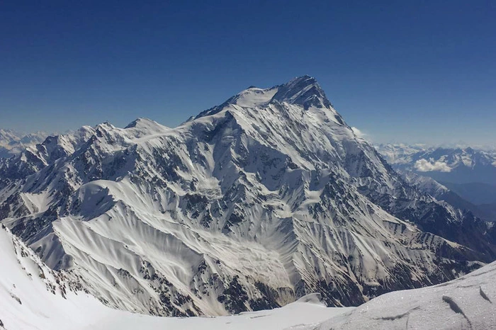 Der Nanga Parbat vom Geshot Peak aus gesehen: Der Aufbau des Berges ist komplex. Drei Grate ziehen von seinem Gipfel viele Kilometer weit ins Tal. Dazwischen liegen die Täler Diamir im Westen, Rakhiot im Norden und Rupal im Süden.
