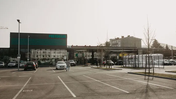 Frisch umgebaut, aber weiter monofunktional genutzt: Für diesen Supermarkt in Eggenberg ...