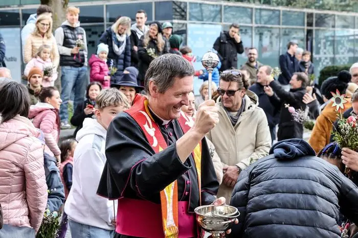 Dort segnete Dompfarrer Peter Allmaier die mitgebrachten Palmbuschen.