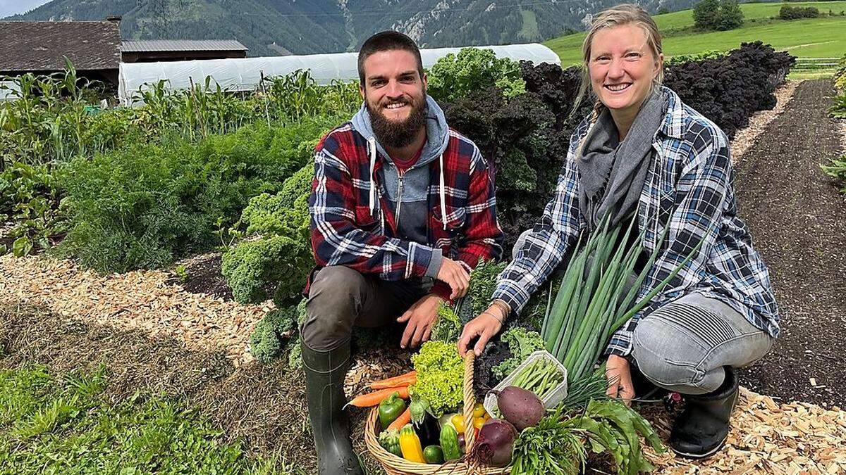 Die zwei Gemüsemacher Kevin Mosbacher und Helena Doll 