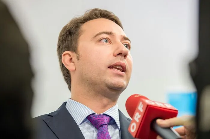 "Vor wenigen Jahren hat man mich noch als zu farblos bezeichnet, jetzt bin ich die blaue Partyrakete." - Oberösterreichs FPÖ-Chef Manfred Haimbuchner sorgt für Stimmung.