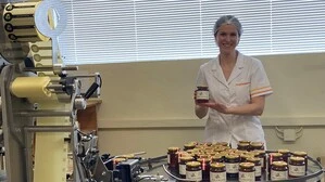 Elisabeth Schellander in der „Berglandhonig“-Abfüllstation