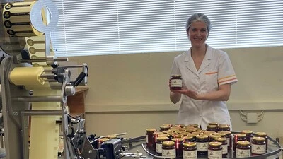 Elisabeth Schellander in der „Berglandhonig“-Abfüllstation