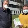 Wolfgang Fleck, AT&S, übergab hochwertige Schutzmasken an Gernot Wallner vom LKH Hochsteiermark in Leoben