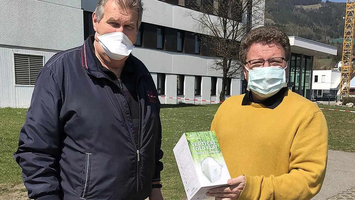 Wolfgang Fleck, AT&S, übergab hochwertige Schutzmasken an Gernot Wallner vom LKH Hochsteiermark in Leoben
