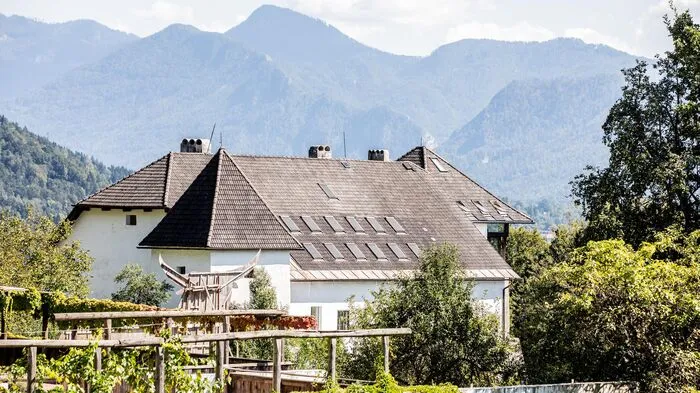 Schloss Saager befindet sich auf einem Steilhang hoch über der Drau in der Gemeinde Grafenstein. Ursprünglich dürfte sich an dieser Stelle nur ein Wachturm befunden haben.