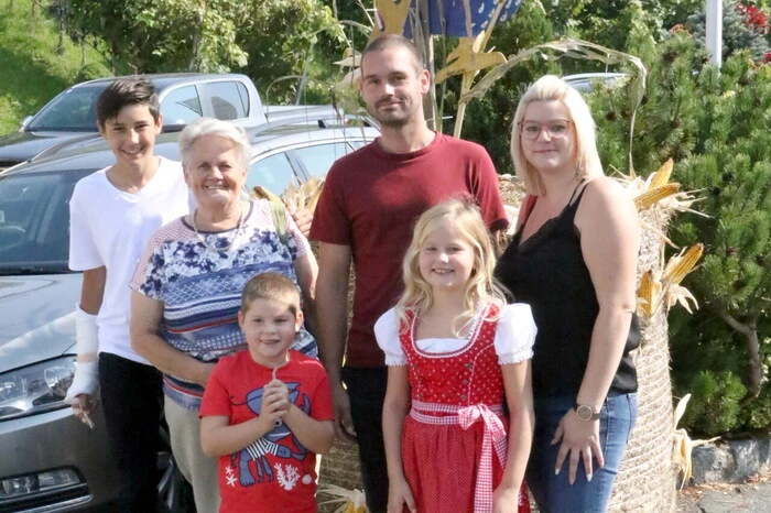 Hunderte Feinschmecker hatten sich an den auf riesigen Strohballen aufgestellten „Gockelzeichen“ orientiert und sich zu den neun „Futterstellen“ aufgemacht.    
