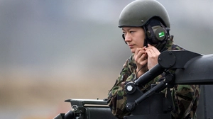 Nur wenige Länder  verpflichten auch Frauen zum Dienst an der Waffe