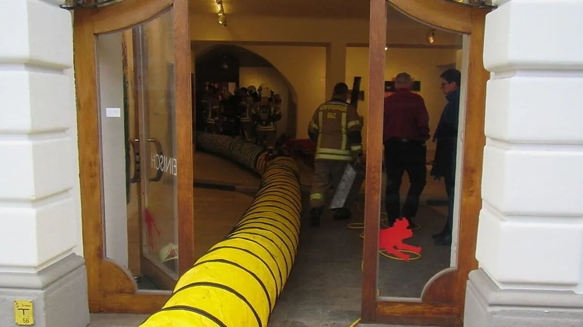 Über die gelbe Spirallutte wurde der Rauch abgesaugt