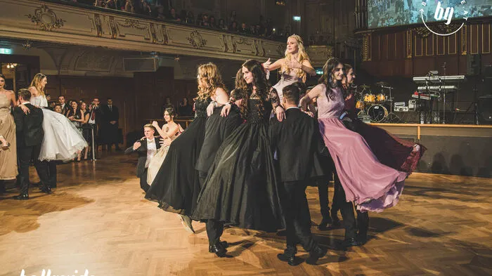 Unter dem Motto "Rocky Horror Fashion Show" verzauberten die Maturantinnen und Maturanten der Modeschule am Freitagabend (9. Dezember 2016) ihre Gäste mit einem schockierend unterhaltsamen Maturaball im Grazer Congress ganz im Zeichen der Mode.
