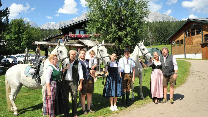 Vier Generationen der Familie Stocker mit Alexander Richter, der zum Jubiläum extra in die Ramsau kam: Walli und Johann, Matthias mit Sohn Noah, Nathalie, Alexander Richter, Birgit und Harald Stocker (v. li.) 