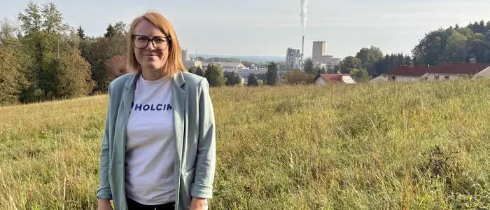 Holcim-Werksleiterin Martina Frieser mit dem Zementwerk Retznei im Hintergrund. Rund um den Standort trennt sich das Unternehmen derzeit von nicht mehr benötigten Grundstücken