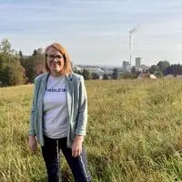 Holcim-Werksleiterin Martina Frieser mit dem Zementwerk Retznei im Hintergrund. Rund um den Standort trennt sich das Unternehmen derzeit von nicht mehr benötigten Grundstücken