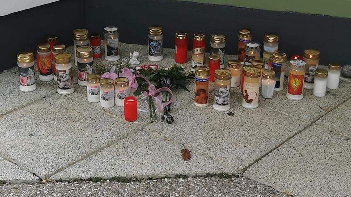 Kerzen brennen im Gedenken an die beiden verstorbenen Mädchen 