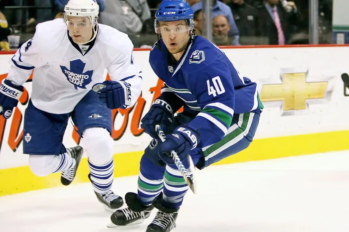 Dann kam der erste von zwei Villachern. Michael Grabner wurde 2006 in Runde eins von Vancouver gedraftet, musste sich aber über die AHL nach oben kämpfen. 2009 debütierte er für die Canucks, spielte danach u. a. für beide New Yorker Klubs und beendete 2020 in Arizona seine Karriere. Der schnellste Mann seiner NHL-Zeit spielte exakt 680 Mal in der NHL.