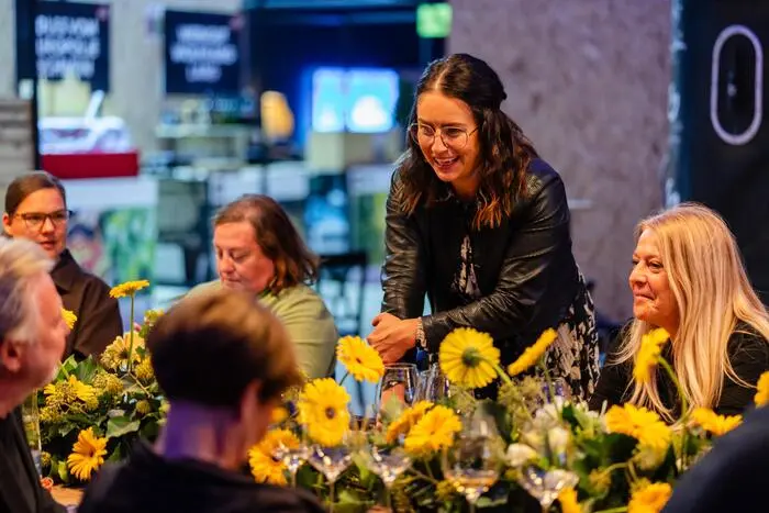... die Gäste nahmen beim „Taste Dinner“ an einer einzigen Tafel Platz, die sich quer durch die Stadthalle zog ...