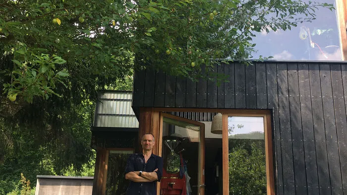 "Es sollte kein Versailles in klein werden, aber auch keine geschrumpfte Villa", erinnert sich Bauherr Mathias Fellner zurück. Heute thront ein 35 Quadratmeter großes Ferienhaus mit Flachdach auf einem Hanggrundstück im Kleingartenverein Michaelerwiese, das sich auf den ersten Blick in nobler Zurückhaltung übt.