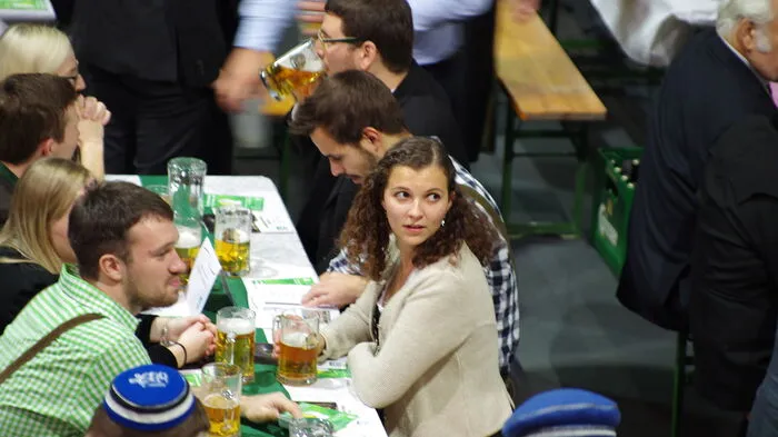 Die Sporthalle Donawitz war ausgezeichnet besucht, als kürzlich die Studienanfänger der Montanuniversität Leoben ihren Ledersprung absolvierten.