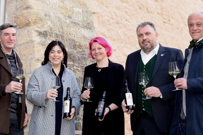 Auch Thomas Gangl (1.v.l.), Agnes Totter (2.v.l.) und Vizebürgermeister Franz Trebitsch (1.v.r.) feierten mit Anna Busetto (M) und Günther Krophshofer (2.v.r.)