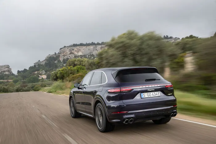 Damit bewegt man den 2,3-Tonnen-SUV mit einem maximalen Drehmoment von 700 Newtonmetern in fünf Sekunden von 0 auf 100.