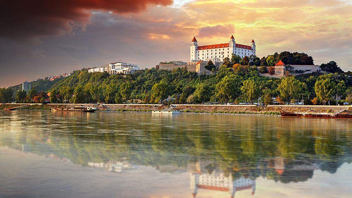 Die Burg von Bratislava thront hoch über der Donau