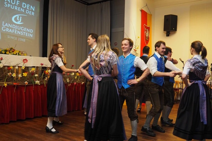Im Grafensteiner Hambruschsaal wurde getanzt, gesungen und in Interviews die Geschichte der Grafensteiner Landjugend aufgearbeitet.