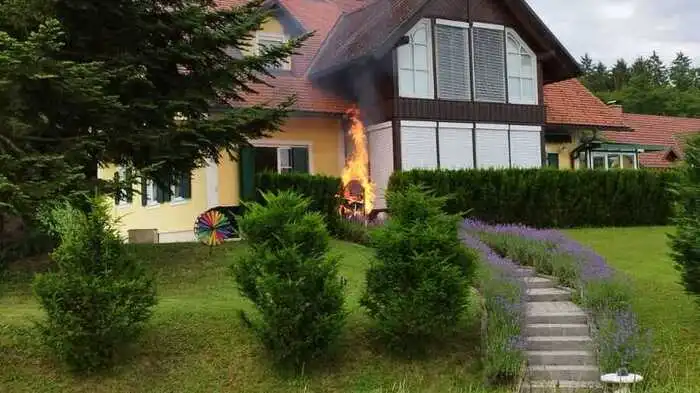 Das Feuer drohte auf die Hausfassade überzugreifen