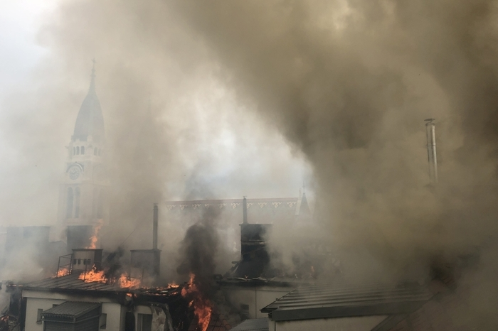 Der Brand im Dachgeschoß des Komplexes Simmeringer Hauptstraße - Enkplatz - Sedlitzkygasse war am Sonntag gegen 10.00 Uhr entdeckt worden.   