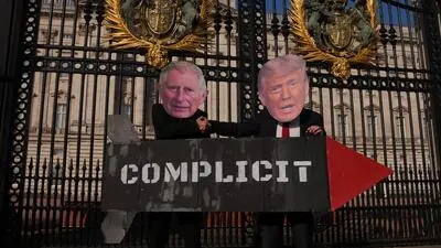 Bereits im Vorfeld des Staatsbesuchs verliehen Demonstranten vor dem Buckingham Palace in London ihrem Unmut über die Visite Ausdruck