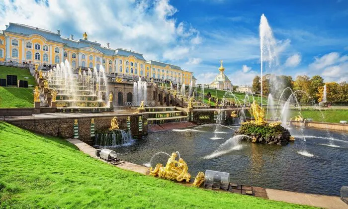 Die Palastanlage Schloss Peterhof, rund 30 Kilometer westlich von St. Petersburg
