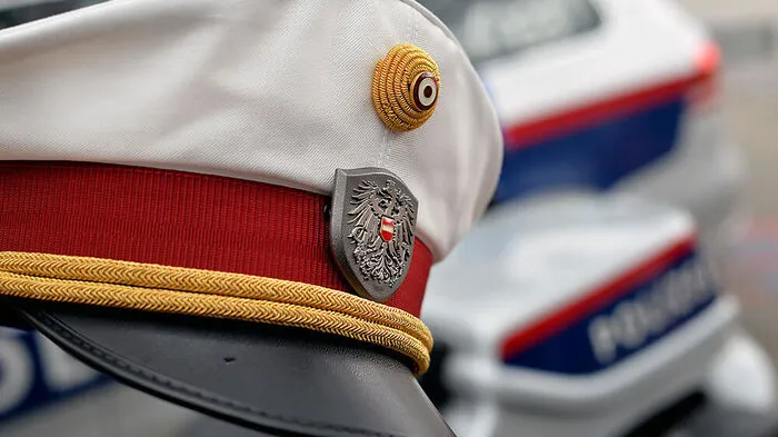 Die Polizei ermittelt gegen die unbekannten Täter, die in der Nacht auf Sonntag eine Asylunterkunft in Bad Mitterndorf beschmiert haben
