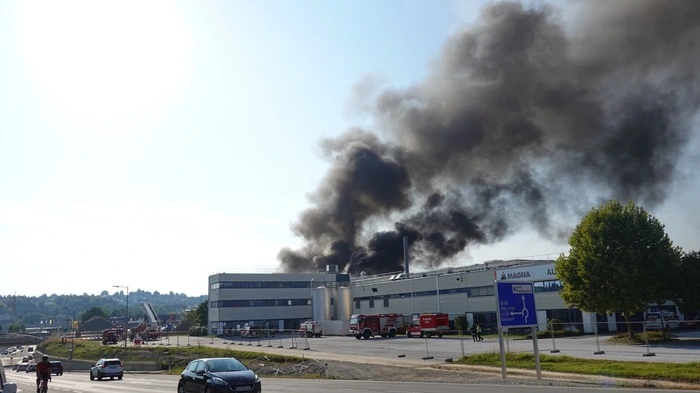 Im Magna-Werk in der steirischen Stadt Weiz ist amSonntag ein Brand ausgebrochen.