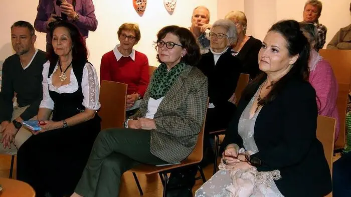 Zu einem besinnlichen Vorlese-Abend wurde am vergangenen Donnerstag in das Kunsthaus Köflach geladen. 
„Der Advent wird immer lauter und schriller, vergessen wir für einige Augenblicke den ganzen Trubel und besinnen wir uns auf das Eigentliche“ lud Kunsthaus-Leiterin Gabriele Gschiel zu diesem Abend ein. 