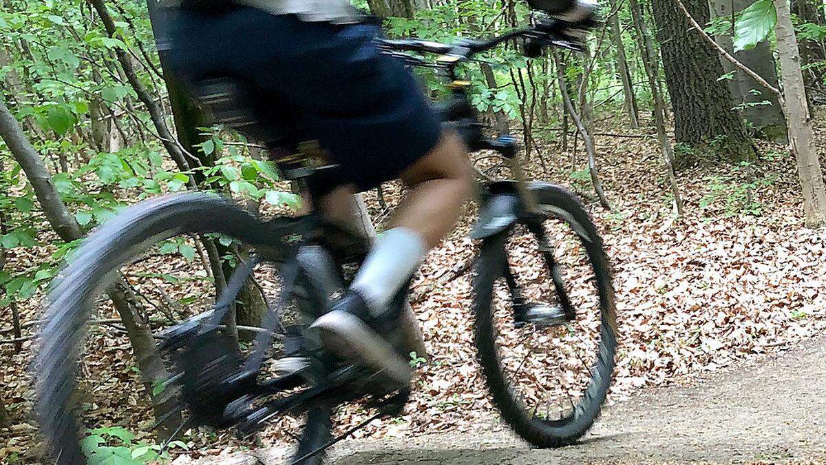 Der Mountainbiker (Symbolbild) wurde verletzt