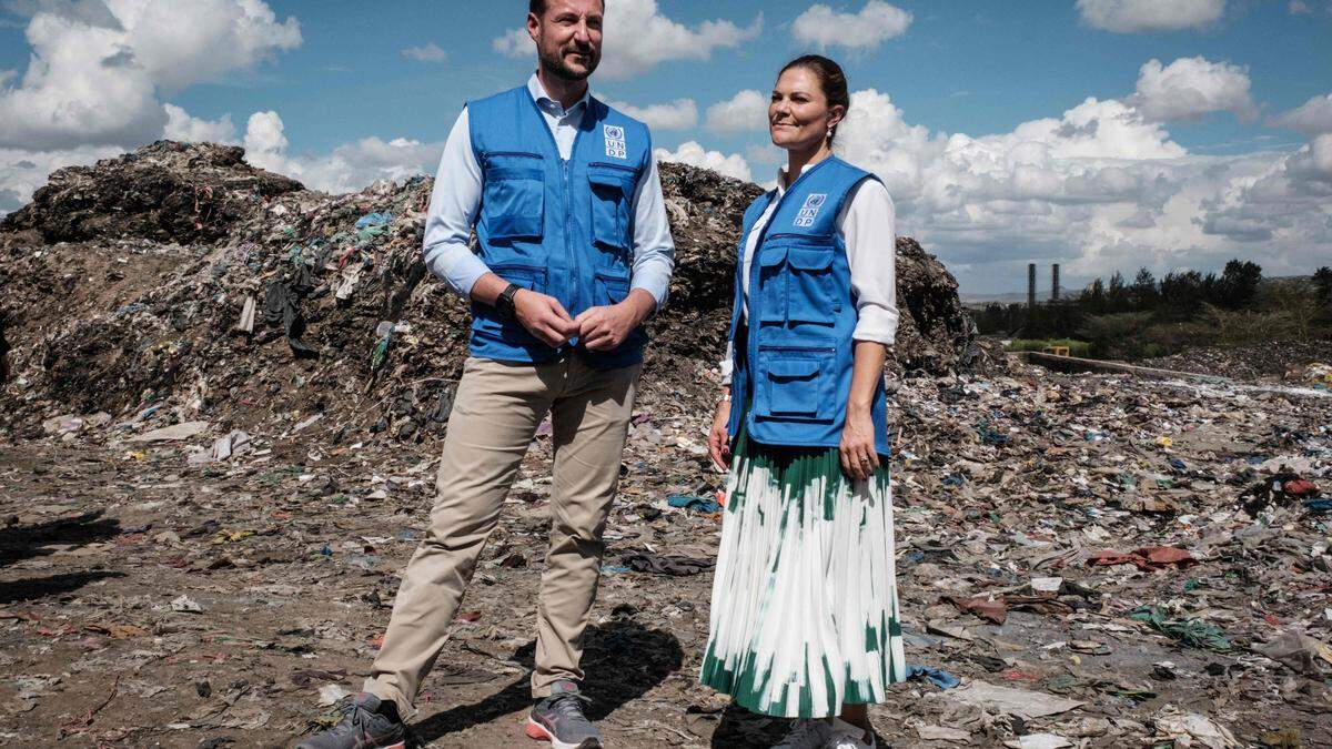 Kronprinz Haakon von Norwegen und Victoria von Schweden auf einer Mülldeponie in Kenia