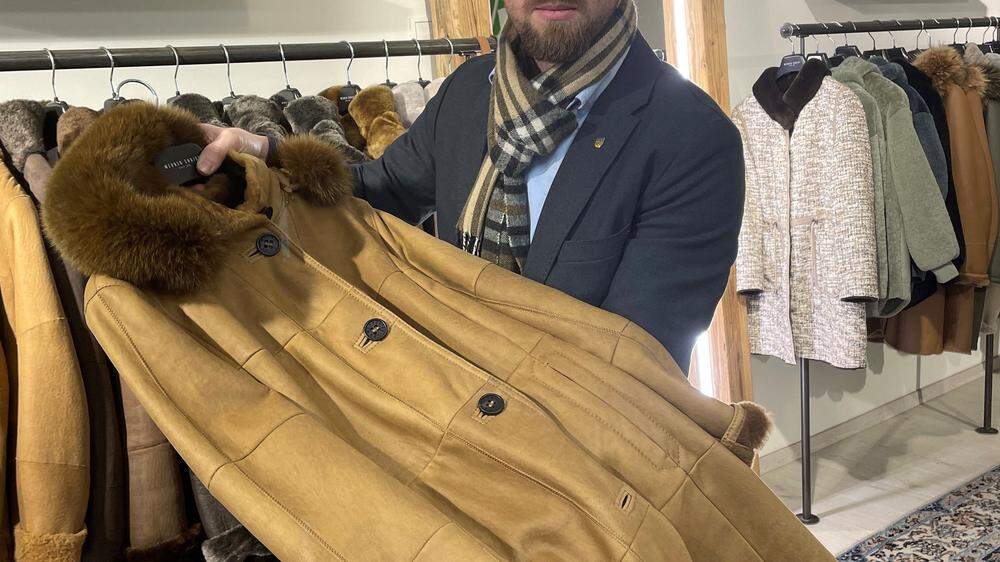 Philipp Subosits mit einem Modell der gestohlenen Jacke