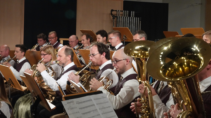 Die 60 Musikerinnen und Musiker des Musikvereines Heilbrunn boten ein hochklassiges Konzert...