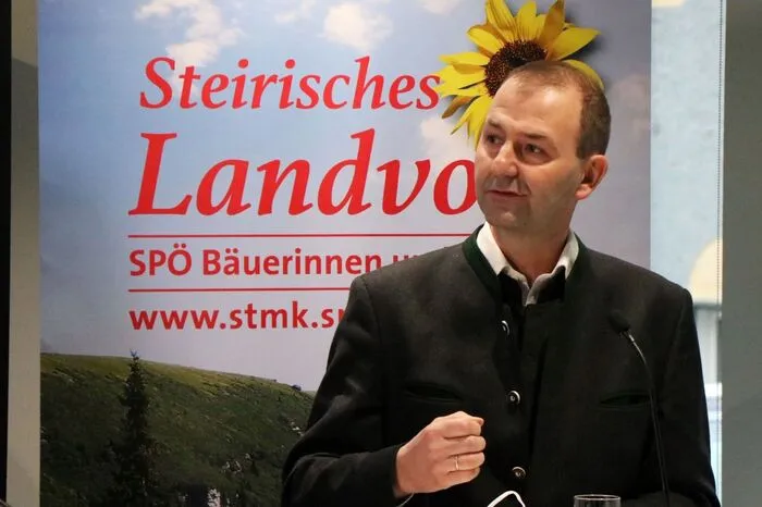 „Es bestand eine Unsicherheit, ob wir in die Vollversammlung reinkommen oder nicht, darum bin ich positiv vom Ergebnis überrascht“, sagt SPÖ-Spitzenkandidat Josef Moosbrugger. Die niedrige Wahlbeteiligung sei auch ein Resultat der Unzufriedenheit in der Bauernschaft. „Es gehört vieles geändert und wenn jetzt viele Fraktionen in der Landeskammer vertreten sind, werden mehr Ideen eingebracht.“ Abhängig von Thema und Inhalt will sich Moosbrugger bei allen ParteienVerbündete suchen. Im Wahlkampf habe er „sehr viele interessante Ereignisse“ registriert, so etwa, dass man keinen Einblick in die Wählerliste hatte.
